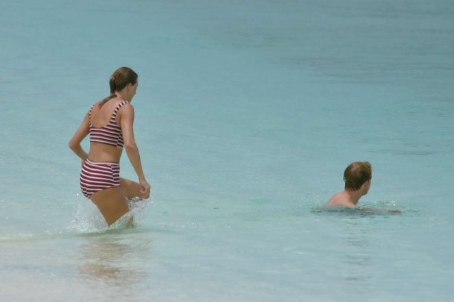Taylor Swift bikini ile plajda