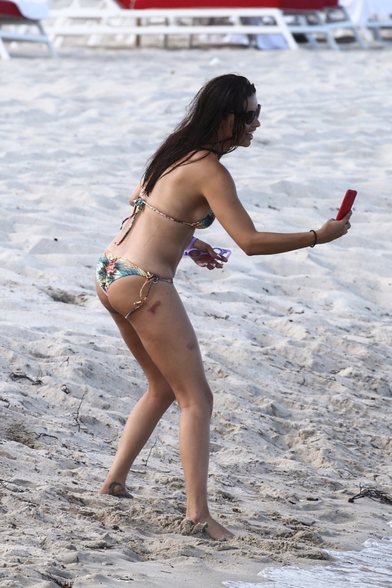 Adriana Lima renkli bikini ile Miami plajında