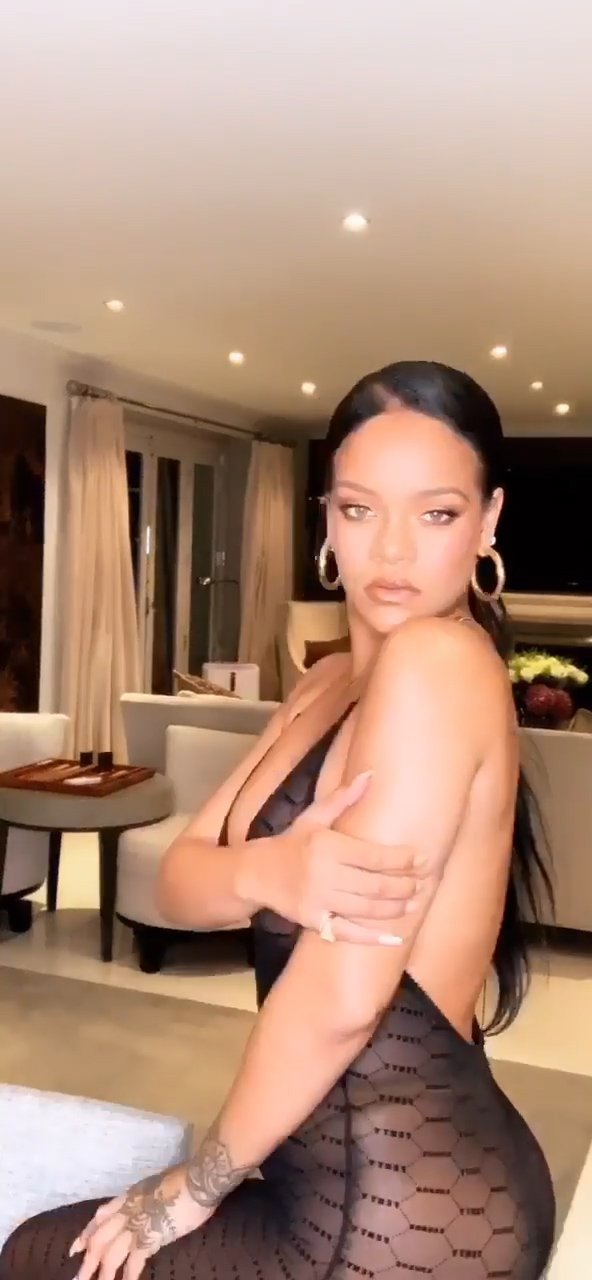 Rihanna siyah transparan iç çamaşırı ile