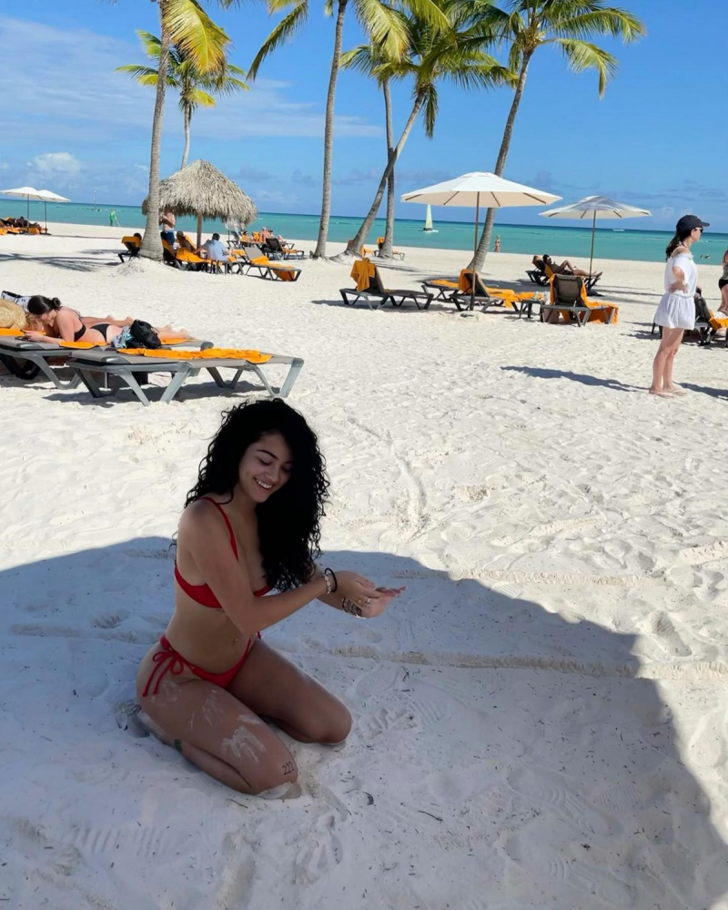 Malu Trevejo kırmızı bikiniyle plajda