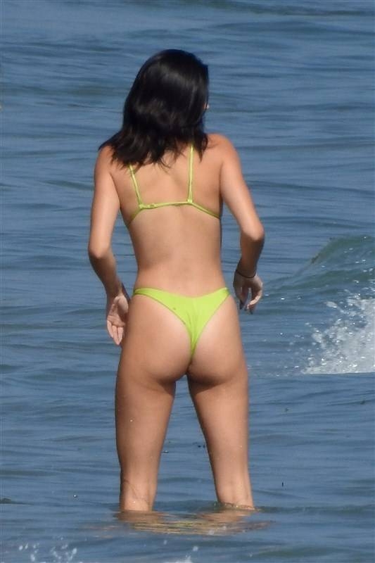Kendall Jenner yeşil mayo ile Malibu'da