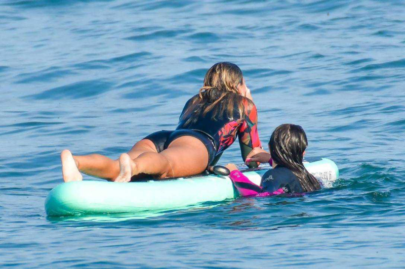 Sofia Richie paddleboard ile Malibu'da