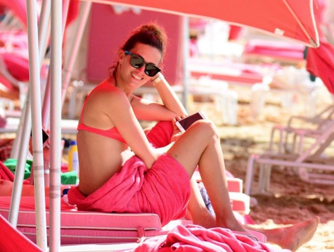 Rhea Durham pembe bikiniyle plajda