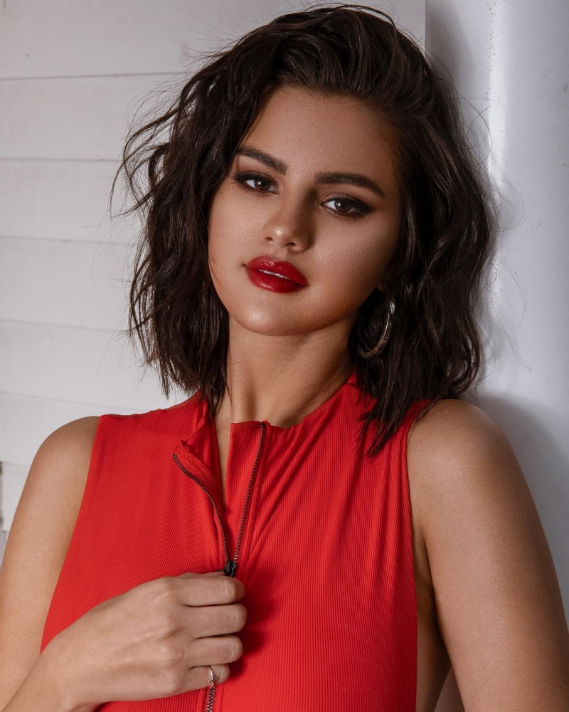Selena Gomez kırmızı mayo ile Krahs çekimlerinde