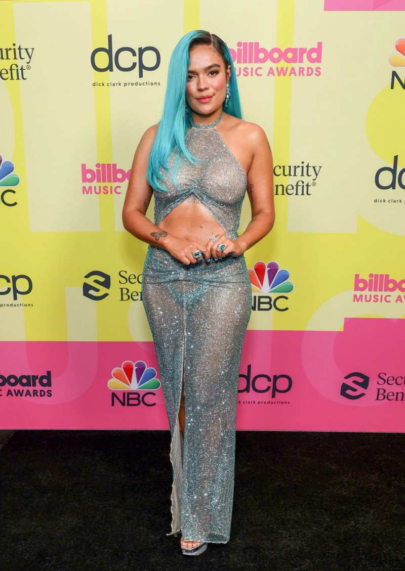 Karol G şeffaf elbiseyle 2021 Billboard Müzik Ödülleri etkinliğinde