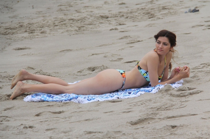 Blanca Blanco bikiniyle plajda