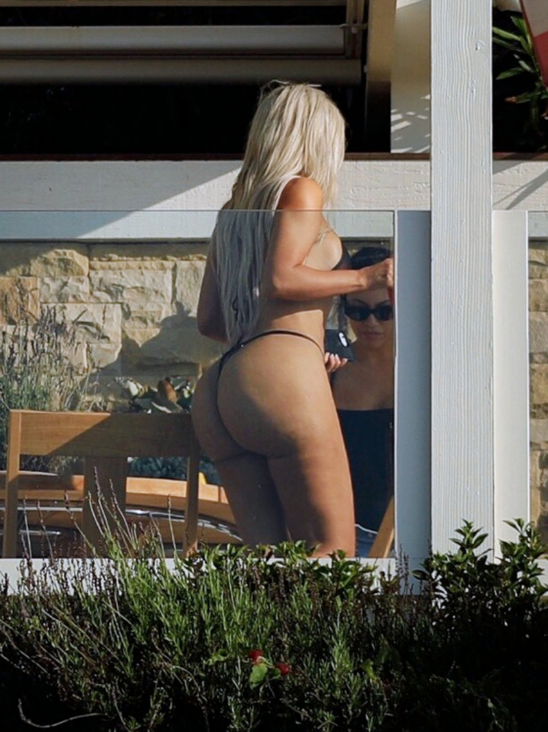 Kim Kardashian siyah tanga bikini ile plajda