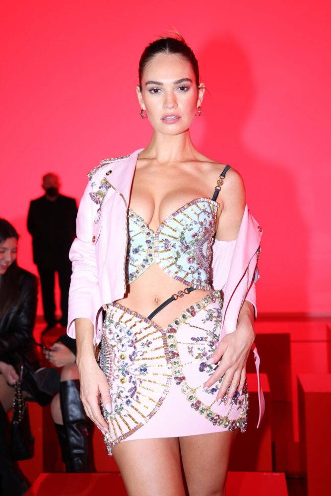 Lily James mini elbiseyle Versace Moda haftası etkinliğinde