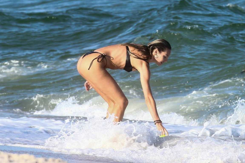 Candice Swanepoel siyah bikini ile sahilde