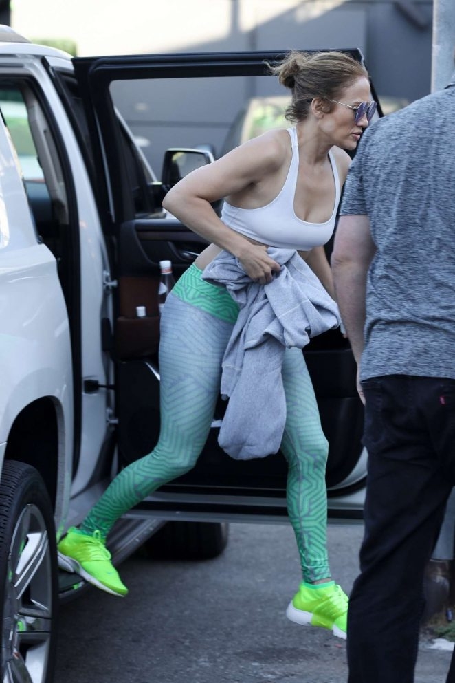 Jennifer Lopez sütyen ve taytla