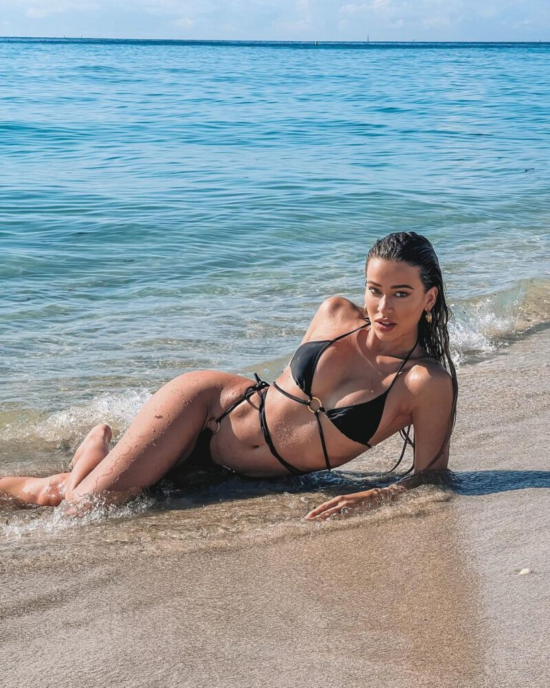 Cindy Prado bikiniyle plajda