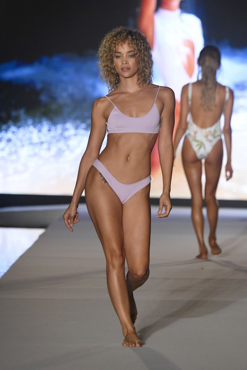Jasmine Sanders bikini ile Miami'de