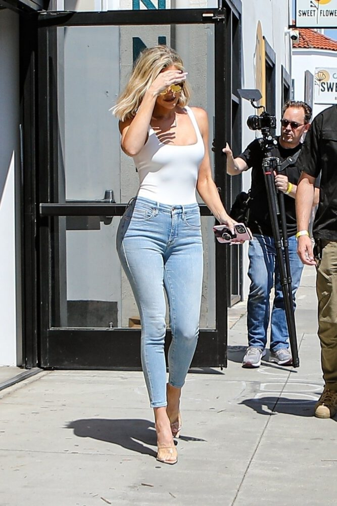 Khloe Kardashian kot pantolonla Batı Hollywood'da