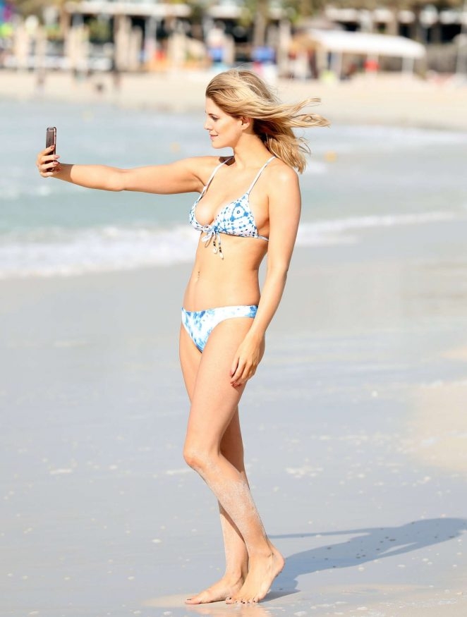 Ashley James bikiniyle plajda