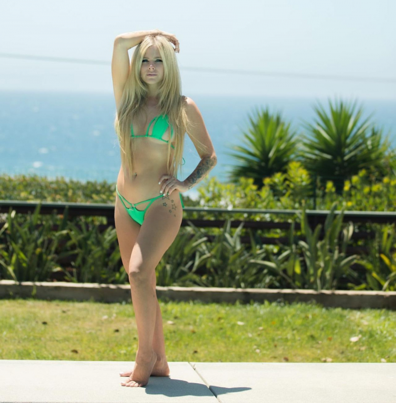 Avril Lavigne bikini ile havuzda