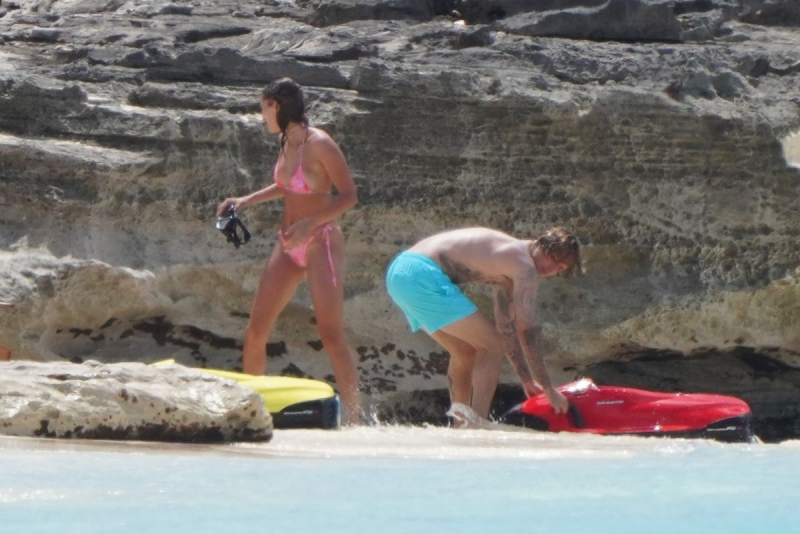 Hailey Bieber Turks ve Caicos Adaları'nda