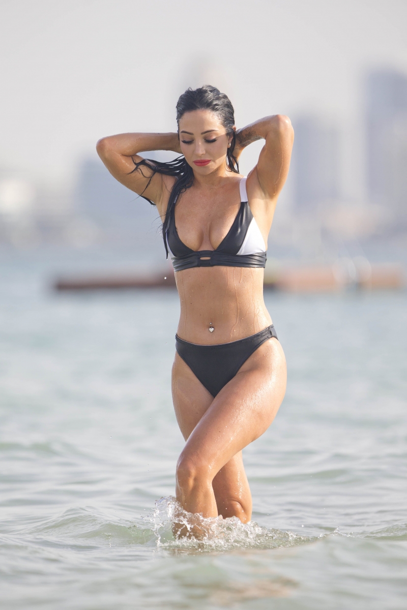 Tulisa Contostavlos siyah bikini ile plajda