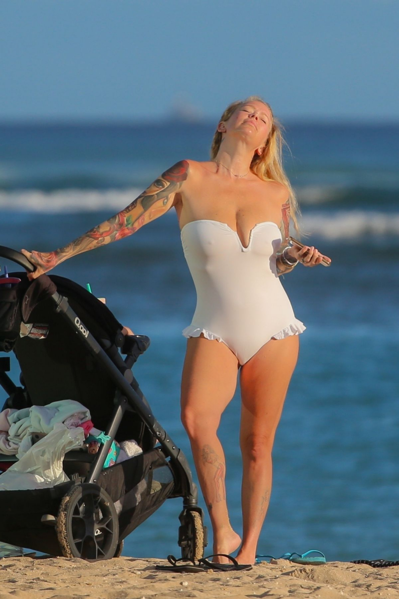 Jenna Jameson beyaz mayoyla plajda