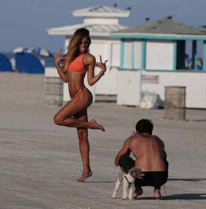 Natalia Borges turuncu bikini ile denizde