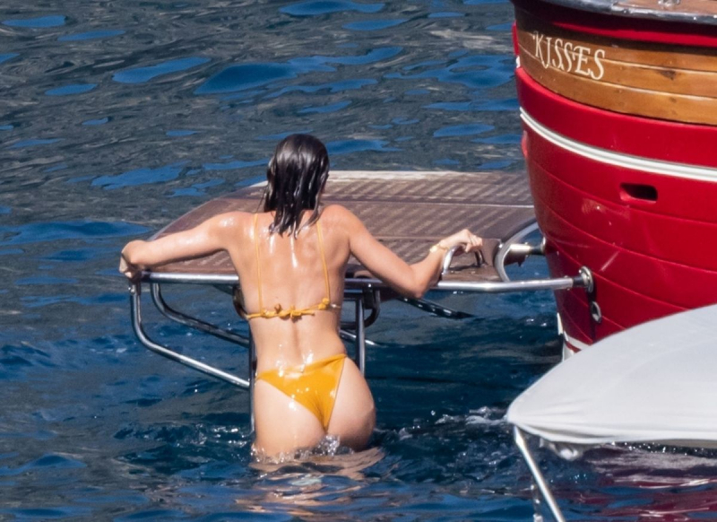 Taylor Marie Hill sarı bikiniyle Positano'da botta