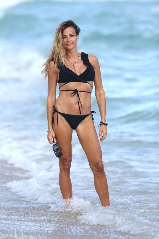 Kelly Bensimon siyah bikiniyle Miami'de