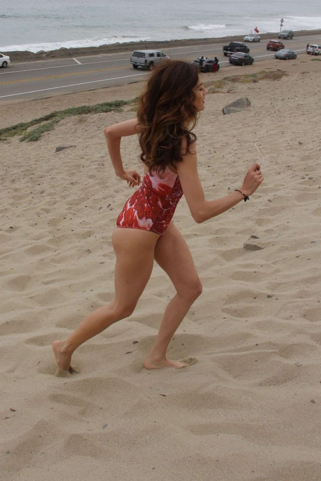 Blanca Blanco kırmızı mayo ile Malibu plajında