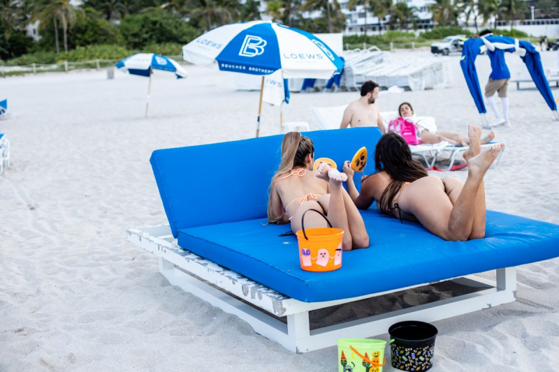 Claudia Romani ve Cloe Greco bikiniyle plajda