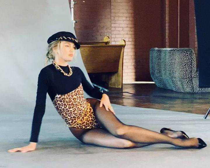 Candice Swanepoel külotlu çorapla fotoğraf çekimlerinde