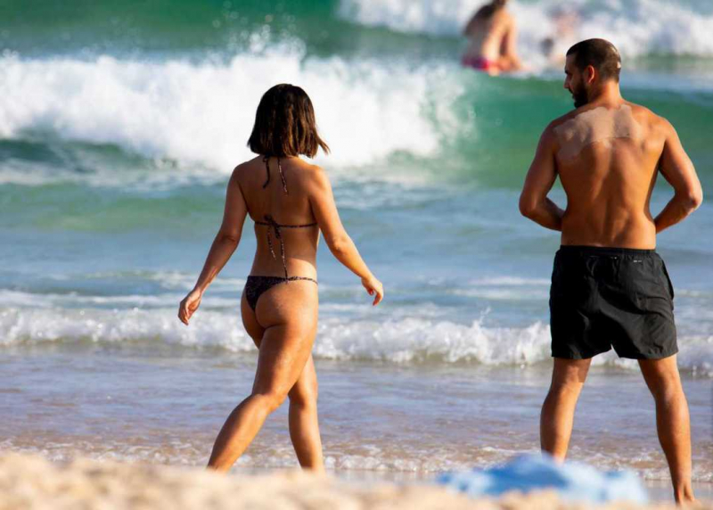 Martha Kalifatidis erkek arkadaşıyla Bondi plajında