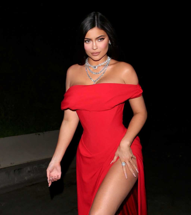 Kylie Jenner kırmızı yırtmaçlı elbiseyle partide