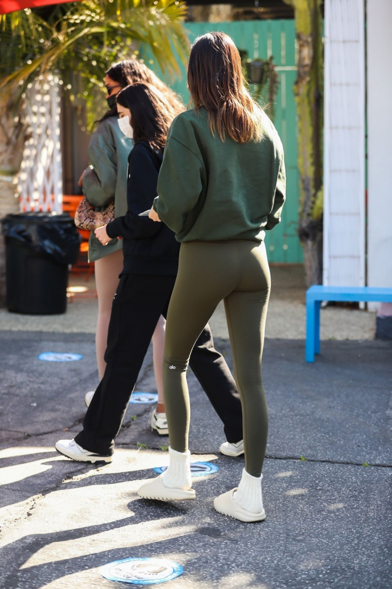 Kendall Jenner taytla Batı Hollywood'da 20/03/2021