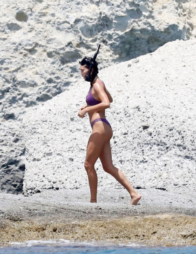 Hailey Bieber bikini ile Milos Adası'nda