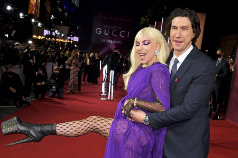 Lady Gaga fileli çorapla Gucci prömiyerinde