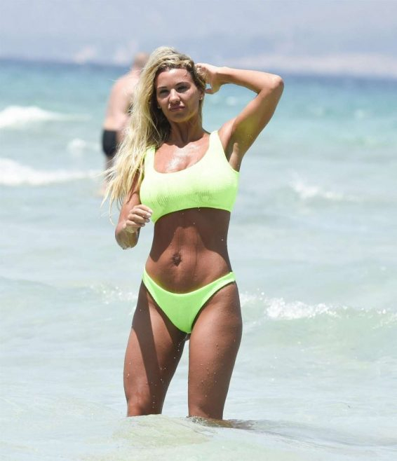 Christine McGuinness yeşil bikiniyle plajda