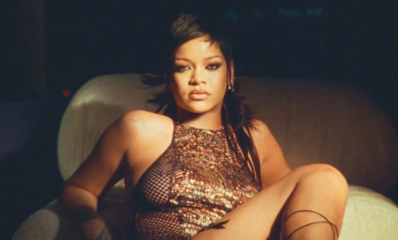 Rihanna Savage X Fenty iç çamaşırı çekimlerinde