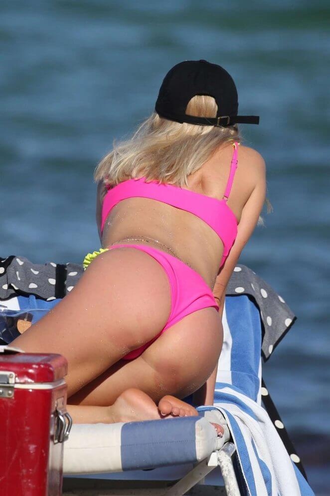 Shea Marie pembe bikiniyle sahilde