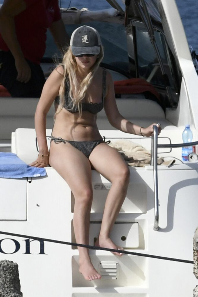 Millie Bobby Brown bikiniyle İtalya'da