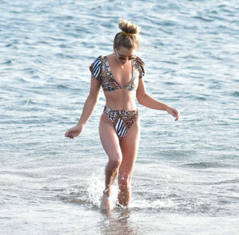 Georgia Harrison bikini ile Fransa'da plajda