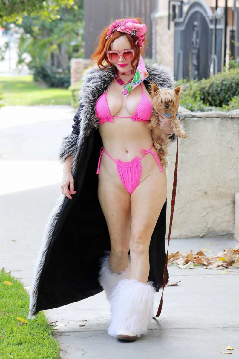 Phoebe Price pembe bikini ile Los Angeles sokaklarında