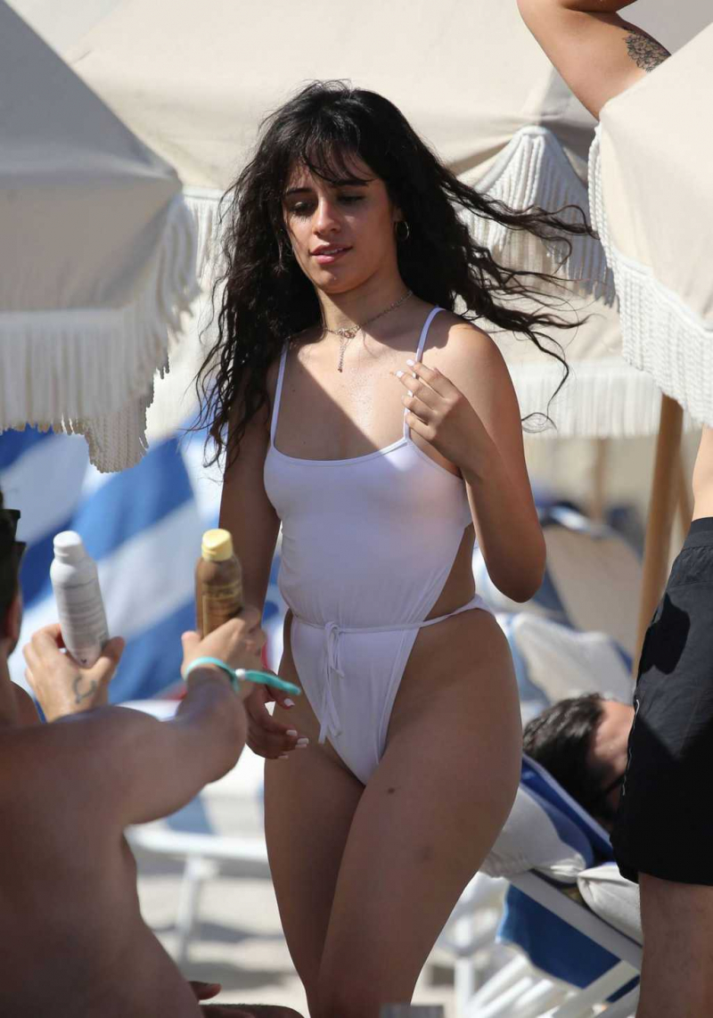 Camila Cabello beyaz mayo ile Miami plajında
