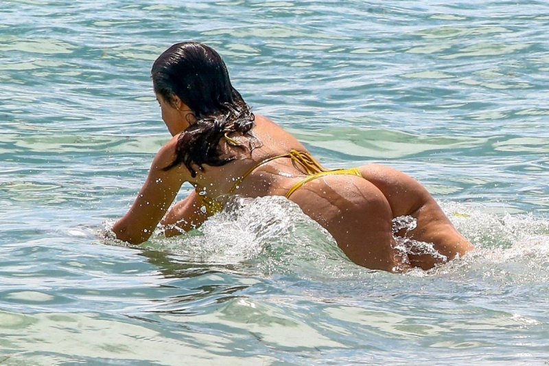 Camila Cabello sarı bikiniyle Miami plajında