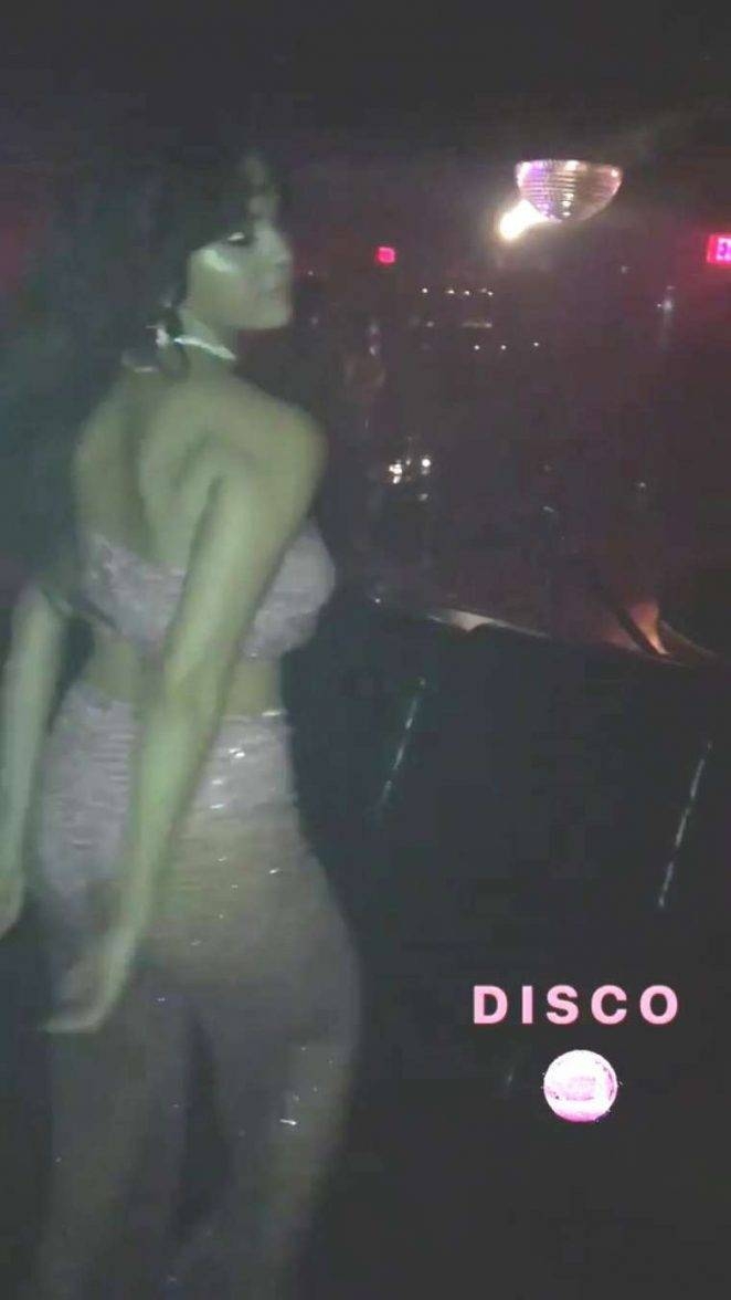 Selena Gomez transparan elbise ile diskoda