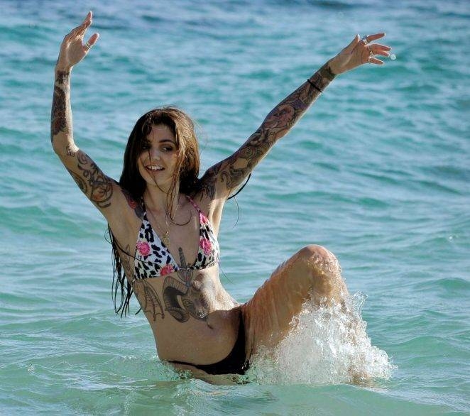 Darylle Sargeant bikiniyle plajda