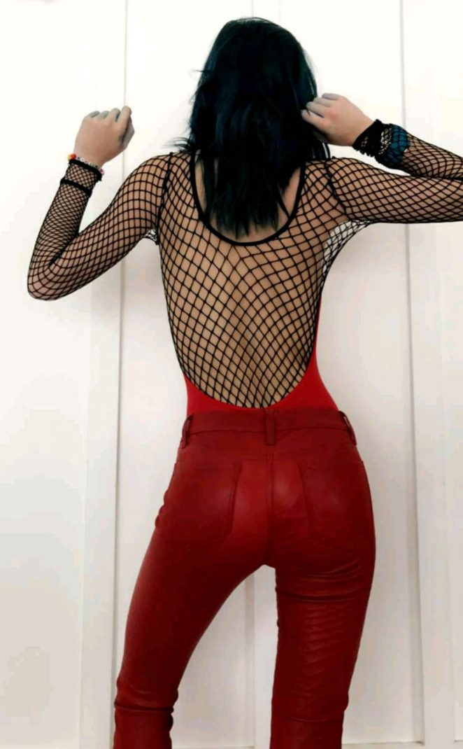 Bella Thorne siyah fileli seksi kostümüyle