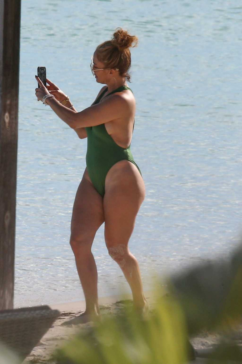 Jennifer Lopez kırmızı bikini ve yeşil mayo ile Turk and Caicos Adaları'nda