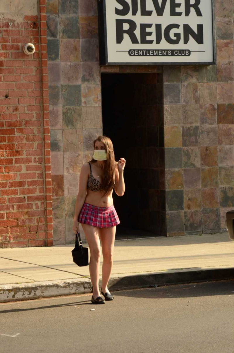 Alicia Arden mini etek ve maskeyle sokakta