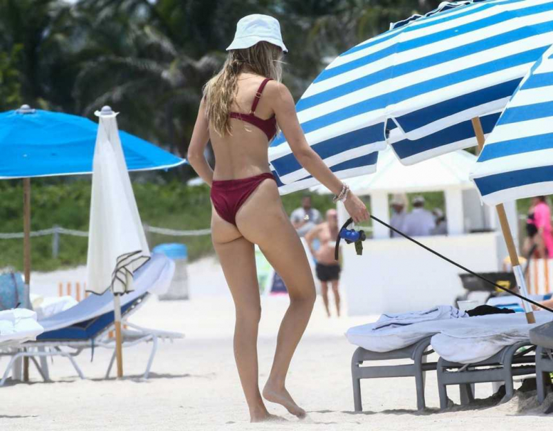 Roosmarijn de Kok bordo bikiniyle Miami'de