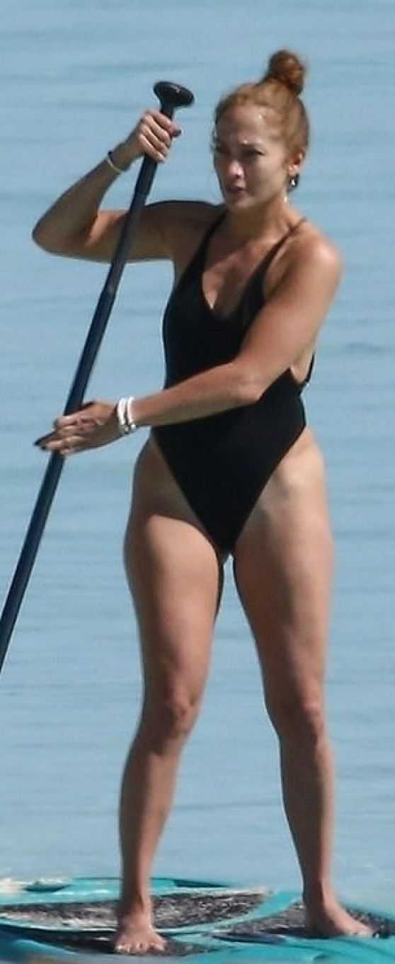 Jennifer Lopez siyah mayo ile Turks ve Caicos Adaları'nda