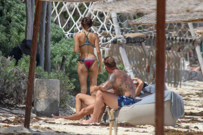 Nina Dobrev bikini ile Tulum'da