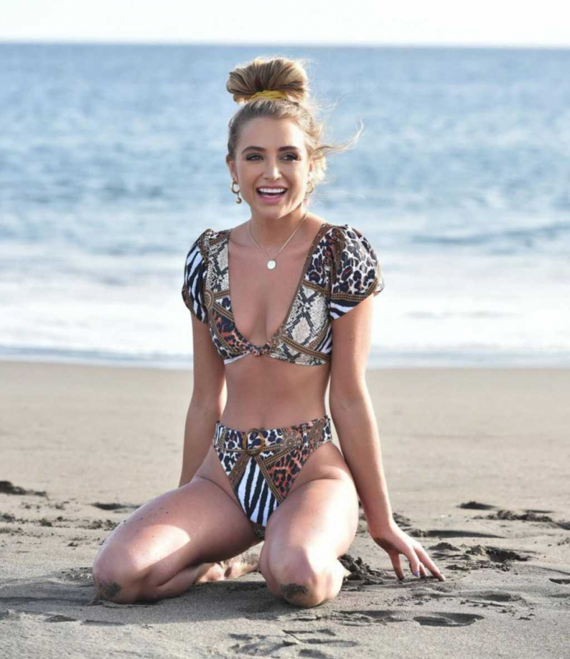 Georgia Harrison bikini ile Fransa'da plajda